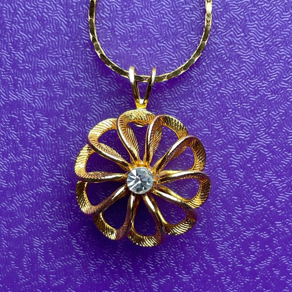 Gold Tone Necklace with Pendant
